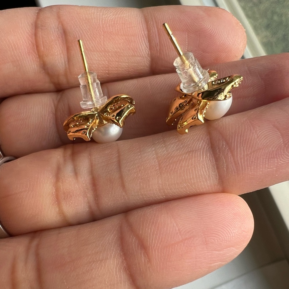 Bow earrings with pearl-new with no tags - Picture 3 of 4